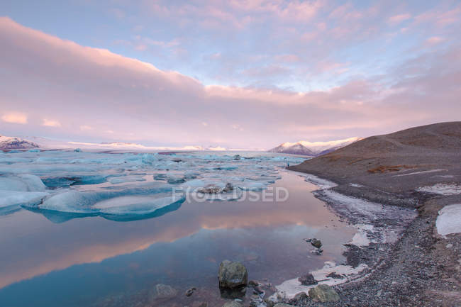 Мальовничий вид на льодовик лагуни, Jokulsarlon, Ісландія — стокове фото