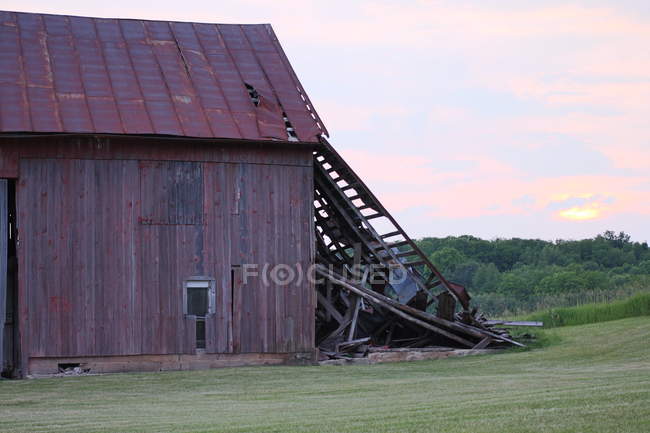 Vista panorâmica do exterior do celeiro na zona rural — Fotografia de Stock