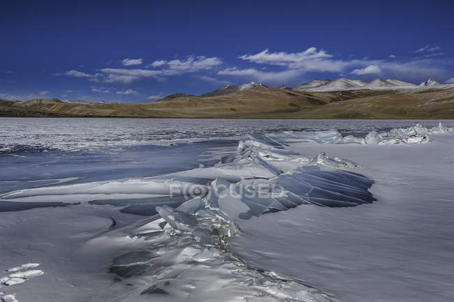 Vista panorámica del lago congelado Tso Moriri, Ladakh, Jammu y Cachemira, India - foto de stock