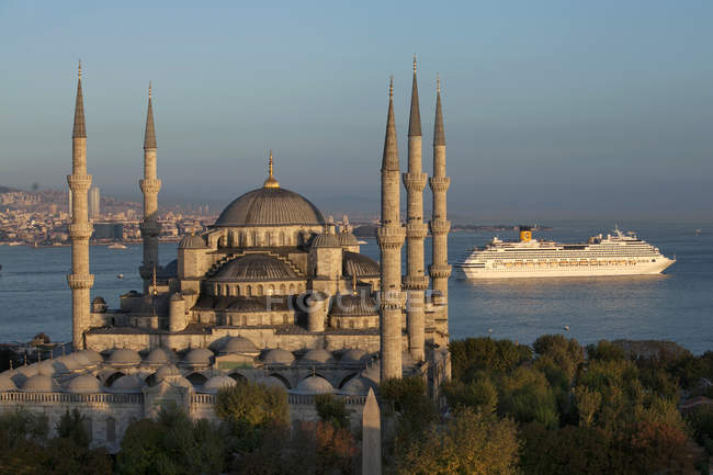 Vista panorámica de la majestuosa Mezquita Azul, Estambul, Turquía - foto de stock