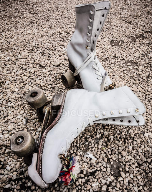 Vista de ángulo alto de los viejos patines de ruedas, primer plano - foto de stock