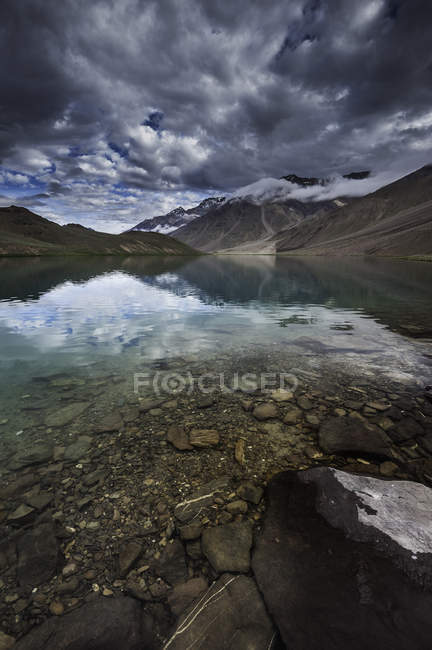 Scenic view of Chandartal Lake in the morning, Lahul and Spiti, Himachal Pradesh, India — Stock Photo