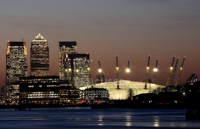 Vista panoramica di Canary Wharf e O2 di notte, Londra, Inghilterra — Foto stock