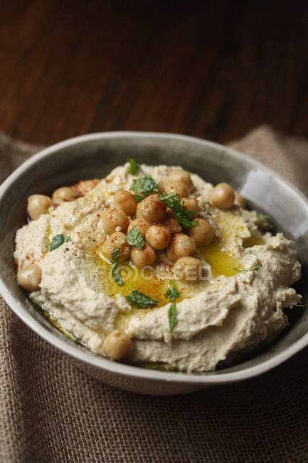 Nahaufnahme von würzigem Chipotle Hummus in Schale auf dem Tisch — Stockfoto