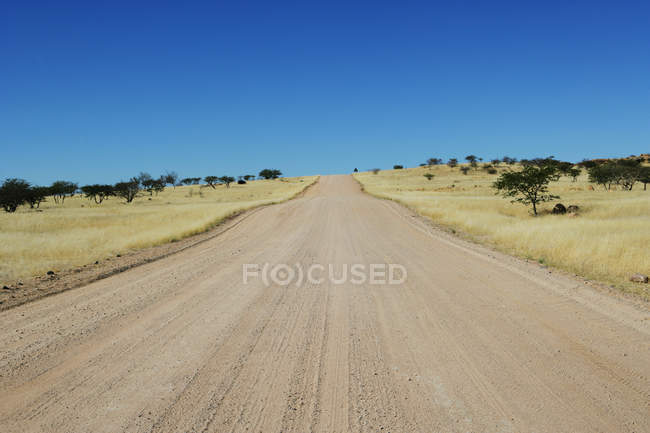 Vue panoramique de la route vide à travers le désert, Namibie — Photo de stock