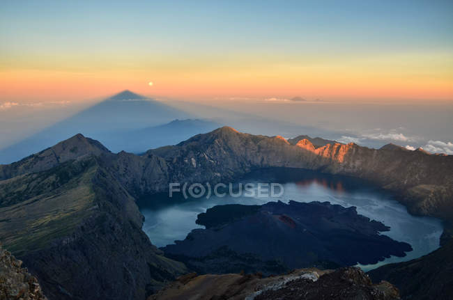 Vista panorâmica do Monte. Rinjani com Segare Anak Lake em segundo plano, Indonésia, West Nusa Tenggara — Fotografia de Stock