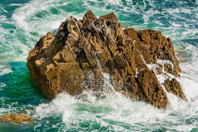 Vista panorámica de la hermosa ola azul junto a las rocas - foto de stock