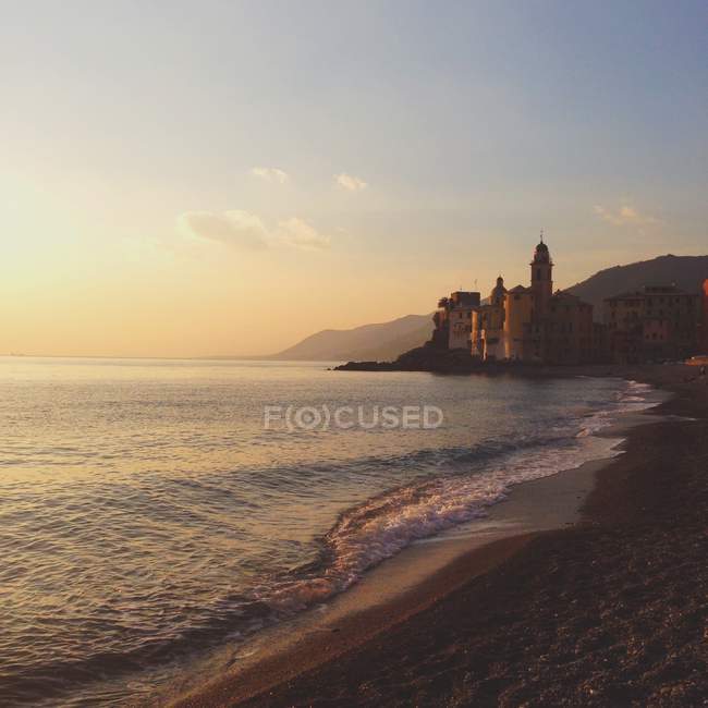 Scenic view of town by beach at sunset, Camogli, Italy — Stock Photo