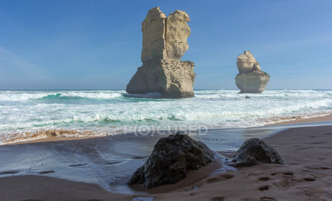 Fascinante vista panorámica de la formación de rocas en el mar, Princetown, Victoria, Australia - foto de stock