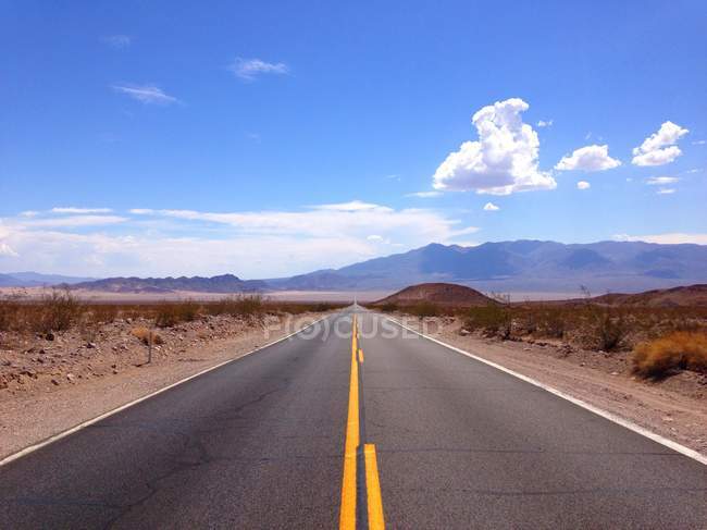 Scenic view of emtpy straight road, USA — Stock Photo