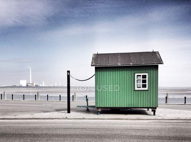 Cabaña verde en la playa, Dinamarca, Fanoe - foto de stock