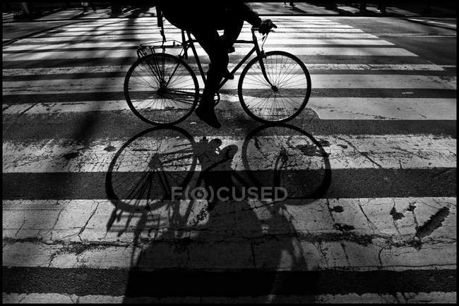 Close-up of cycling person silhouette, USA, New York City — Stock Photo