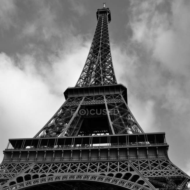 Vista en ángulo bajo de la Torre Eiffel en monocromo, París, Francia - foto de stock