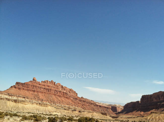 Scenic view of mountains in desert under blue sky — Stock Photo