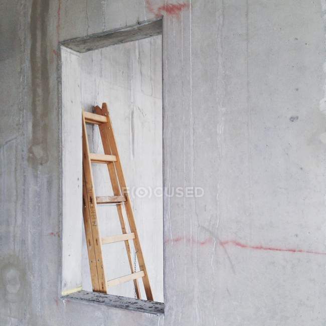 Escalera de madera en el edificio en construcción - foto de stock