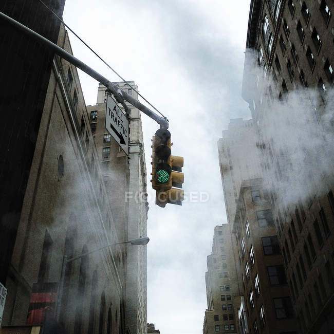 Туманний світлофора з фасадів будівель на фоні, США, Нью-Йорк — стокове фото