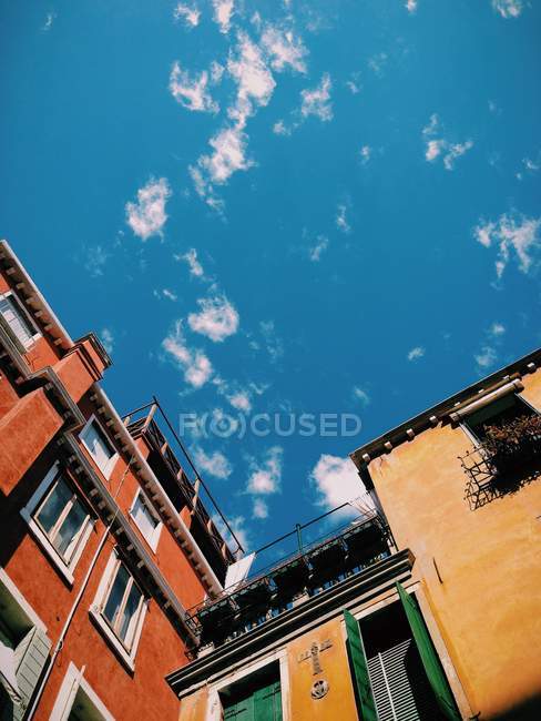 Vista panorámica del cielo sobre edificios, Venecia, Italia - foto de stock