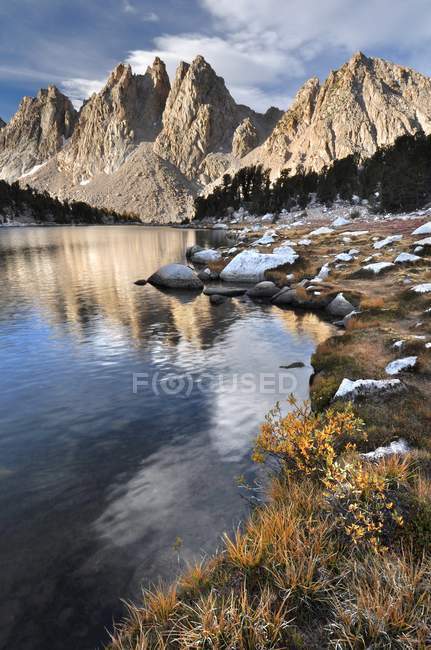 Scenic view of Kearsarge Lake in Fall, Kings Canyon National Park, USA — Stock Photo