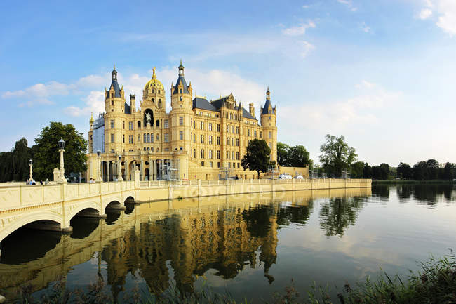 Vista panorámica del castillo de Schwerin, estado de Mecklemburgo-Vorpommern, Alemania - foto de stock