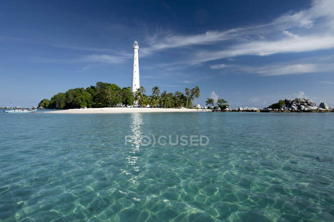 Індонезія, острів Belitung, мальовничим видом маяк на острові Lengkuas — стокове фото