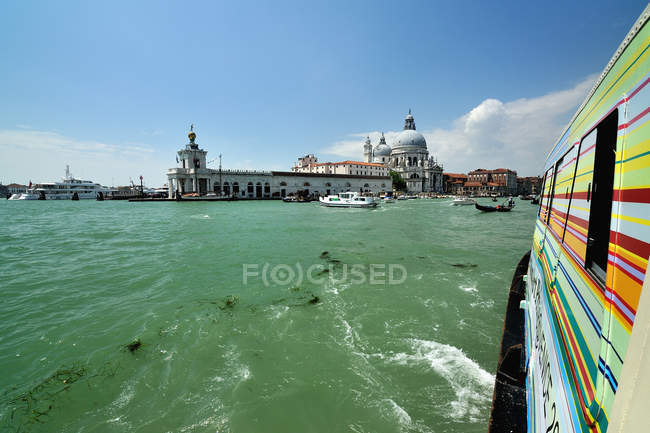 Італія, Венеція, мальовничим видом Санта-Марія делла Салюте з пасажирський катер — стокове фото