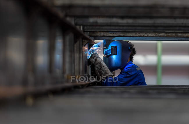 Close-up of Worker with protective mask welding metal — Stock Photo