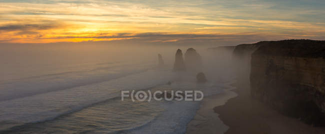 Vista panorâmica dos Doze Apóstolos ao pôr do sol, Princetown, Victoria, Austrália — Fotografia de Stock
