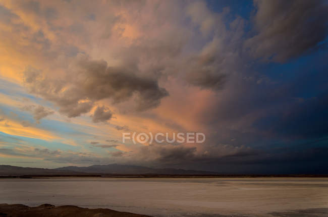 Vue panoramique du coucher du soleil sur les plaines salées près de Calama, Chili — Photo de stock