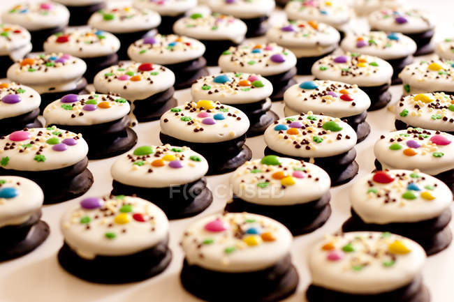 Filas de galletas de chocolate blanco y negro - foto de stock