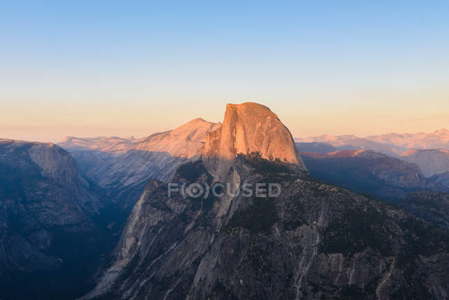 Half Dome y Yosemite Valley, California, EE.UU. - foto de stock