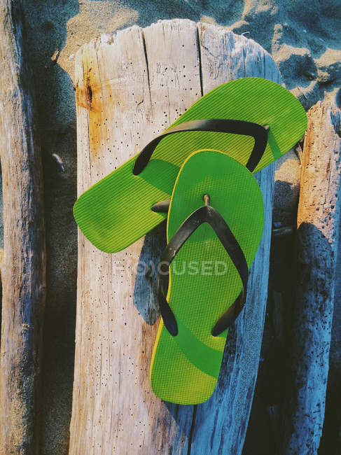 Par de chinelos verdes na madeira à deriva — Fotografia de Stock