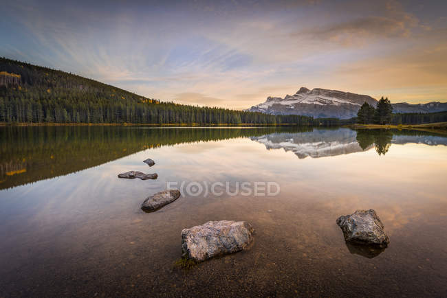Vista panorámica de Two Jack Lake, Banff, Alberta, Canadá - foto de stock