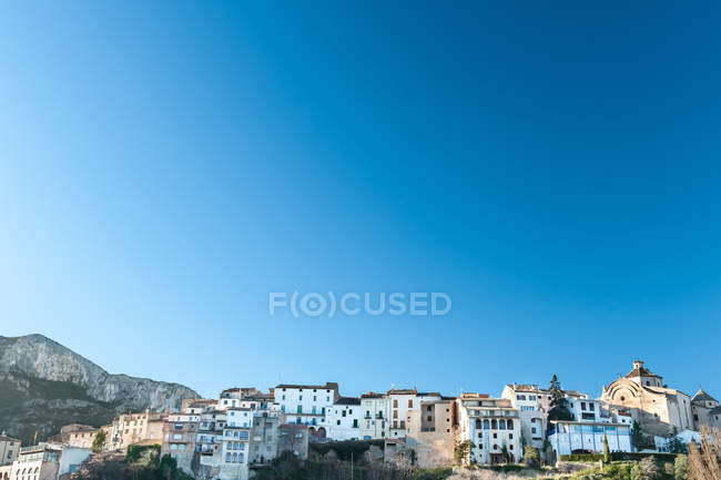Vista panorámica del paisaje urbano de Tivissa, provincia de Tarragona, Cataluña, España - foto de stock