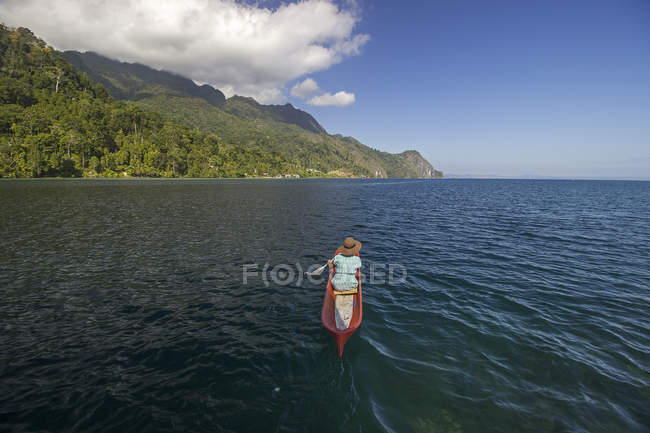Жінка сидить у гребні човни на воді поверхні, Серам, Молуккські острови, Індонезія — стокове фото