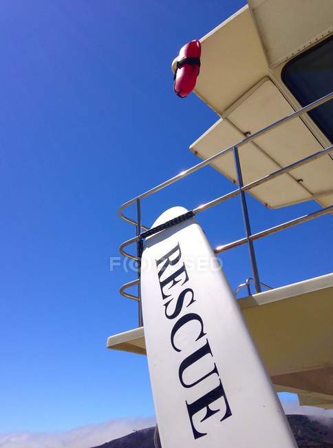 Prancha de resgate encostada a uma torre salva-vidas na praia, Califórnia, América, EUA — Fotografia de Stock