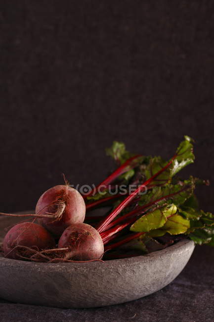 Fresh beets placed in vintage plate — Stock Photo
