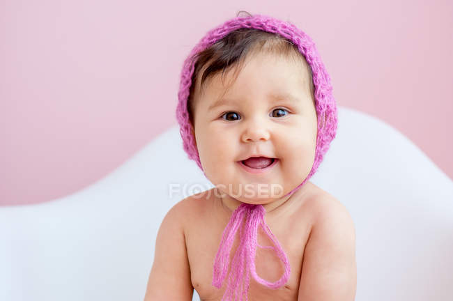 Retrato de bebê bonito menina usando chapéu rosa — Fotografia de Stock