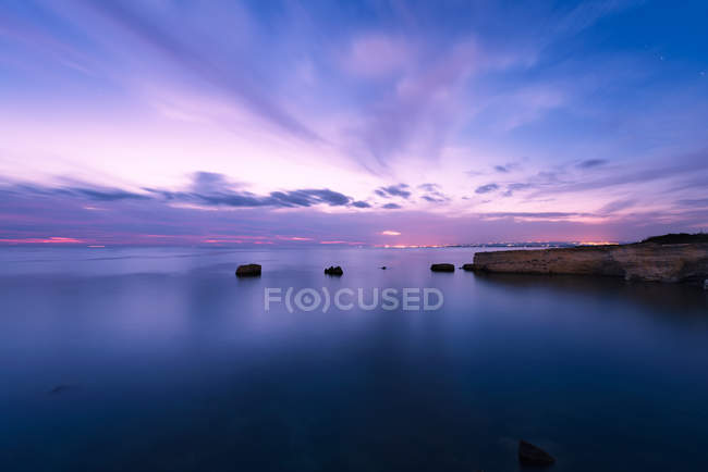Vista panorámica de la puesta de sol sobre el mar, Punta delle Formiche, Sicilia - foto de stock