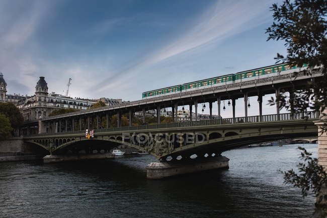 Vista panorámica del puente Bir-hakeim sobre el río Sena, París, Francia - foto de stock