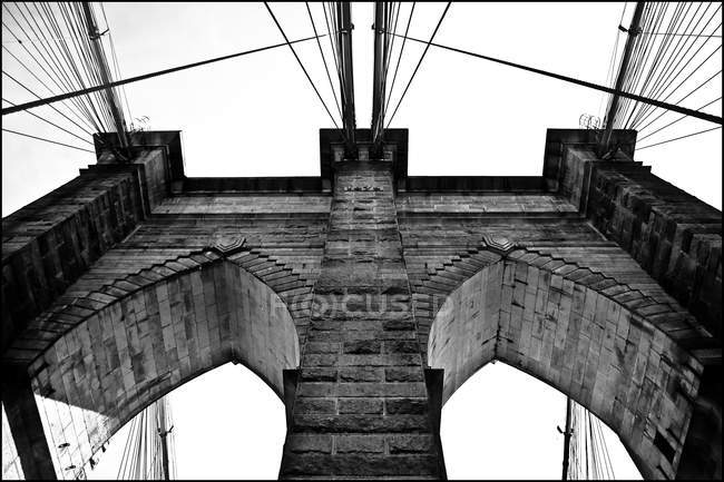 Vue du bas du mur du pont de Brooklyn, image en noir et blanc — Photo de stock