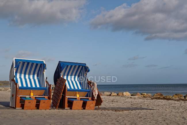 Vue panoramique de deux chaises longues sur la plage, Rettin, Schleswig-Holstein, Allemagne — Photo de stock