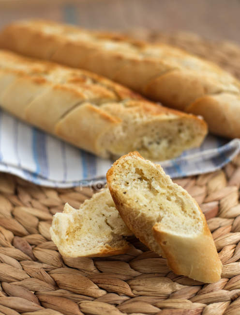 Primo piano di gustosa baguette di pane all'aglio — Foto stock
