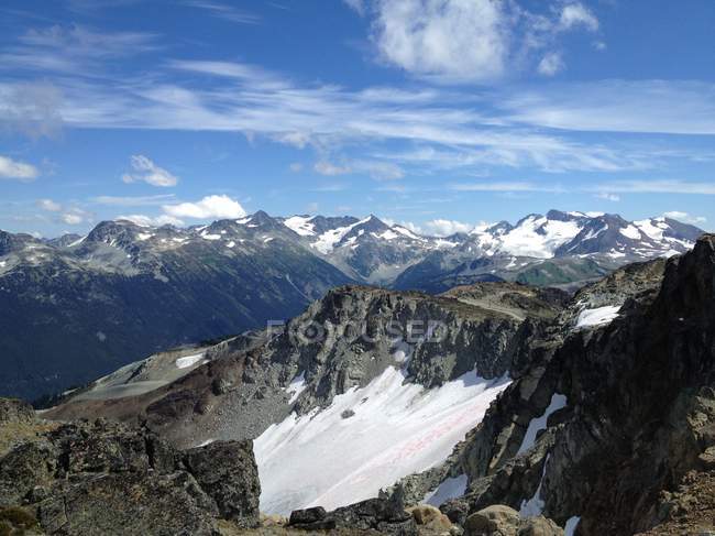 Canadá, Columbia Británica, Whistler, vista panorámica de hermosas montañas nevadas - foto de stock