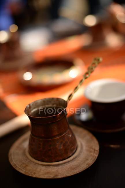 Vista close-up de panela de café turco, foco seletivo — Fotografia de Stock