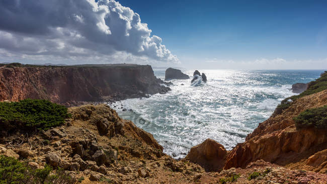 Vista panoramica di scogliere e costa, Bordeira, Faro, Portogallo — Foto stock