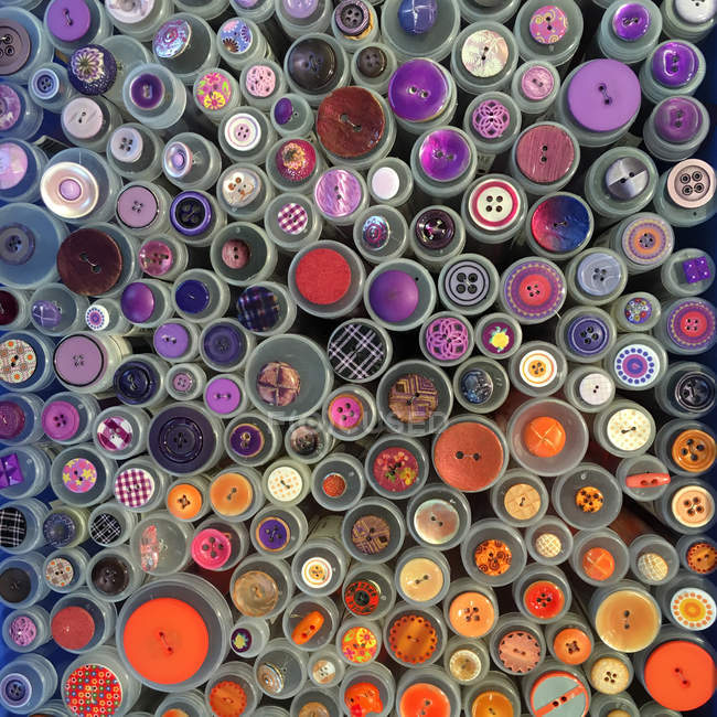 Vista aérea de muchos botones de colores - foto de stock