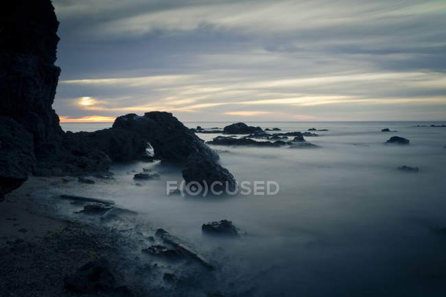 Majestosa vista das rochas oceânicas ao pôr do sol, Frankston, Melbourne, Victoria, Austrália — Fotografia de Stock