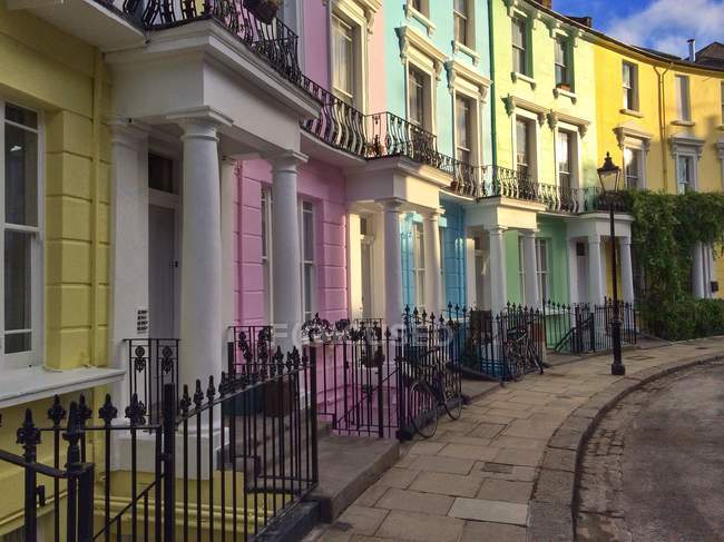 Scenic view of colorful houses in Primrose Hill, London, UK — Stock Photo