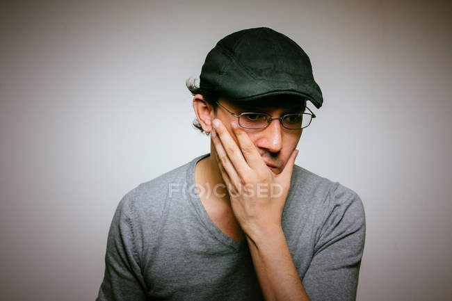 Hombre con la mano en la barbilla, retrato - foto de stock