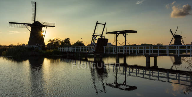 Vista panorâmica dos moinhos de vento ao pôr do sol, Kinderdijk, Países Baixos — Fotografia de Stock